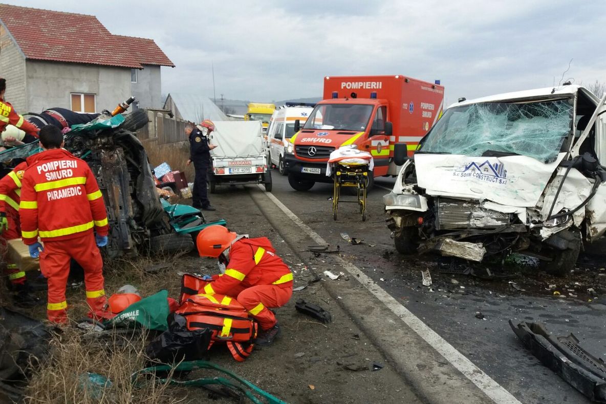 Suceava: 5 persoane,între care 2 copii, rănite grav într-un accident rutier