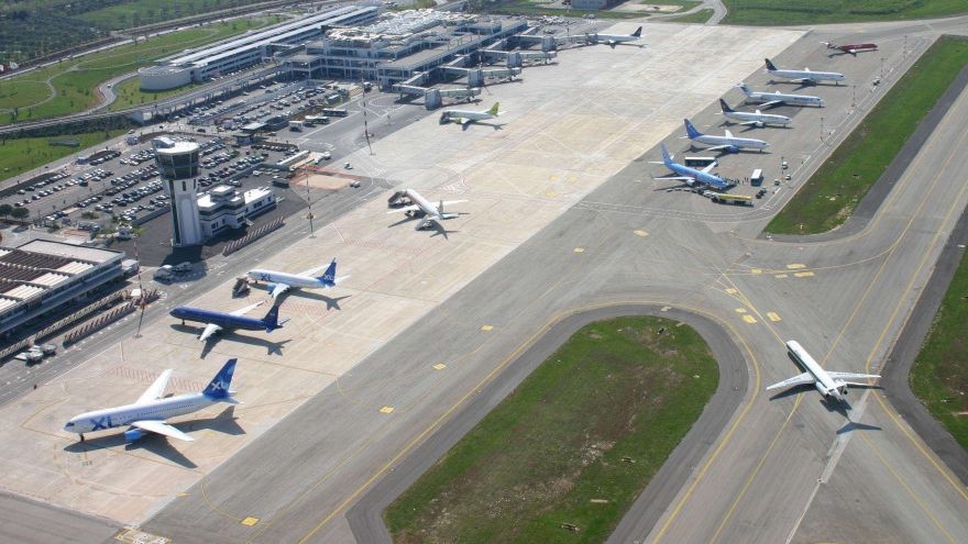 Descoperire-şoc pe Aeroportul din Cluj. Ce avea în geantă un puşti de 14 ani. Venea din SUA