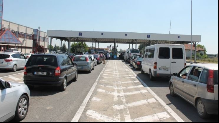 Aglomerație la punctele de trecere a frontierei cu Ungaria
