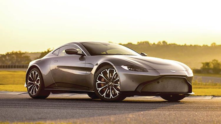 I-a cumpărat soţului un Aston Martin de 150.000 $. Oamenii, uimiţi când au văzut cine era la volan