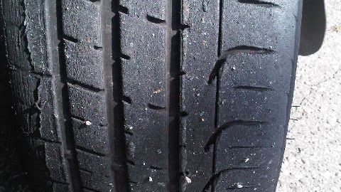 O jurnalistă care observa referendumul în Dâmbovița s-a ales cu cauciucurile tăiate