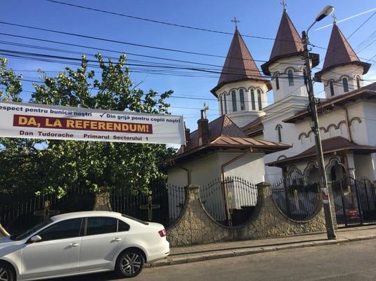 Primăria Sectorului 1 se distanțează de bannerele "DA la Referendum" ale primarului Dan Tudorache