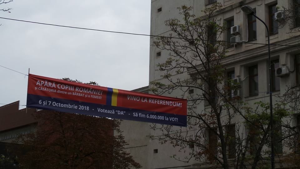 Bannere pro-referendum au împânzit un oraş din România. Ce se va întâmpla cu ele 