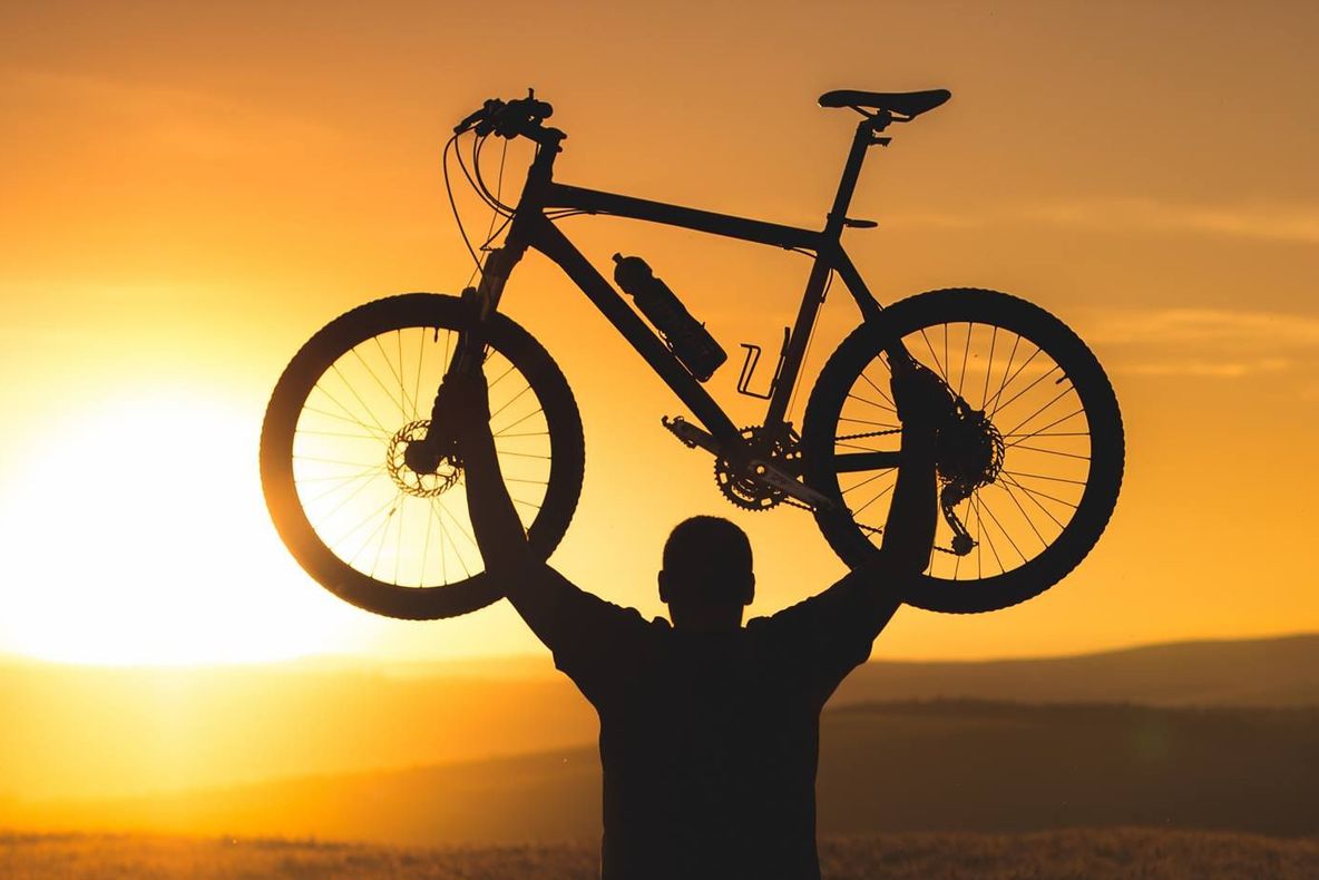 Un britanic care pedalează în jurul lumii a rămas fără bicicletă. Ghici în ce ţară i-a fost furată?