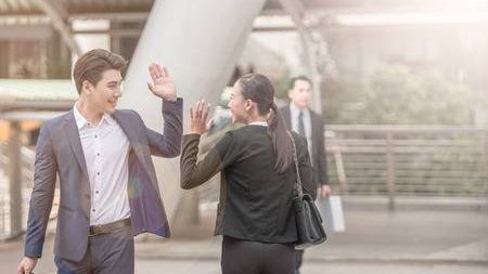 Idee unică în România: cum "convingi" oamenii să salute