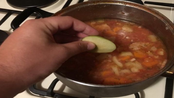 A pus o bucată de măr în ciorbă. Uimitor! Acest truc este folosit de marii bucătari
