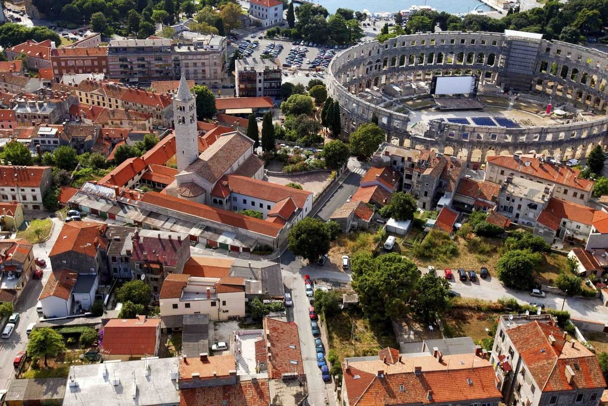 O nouă ţară din UE trece la euro. Veste bună pentru turiştii români