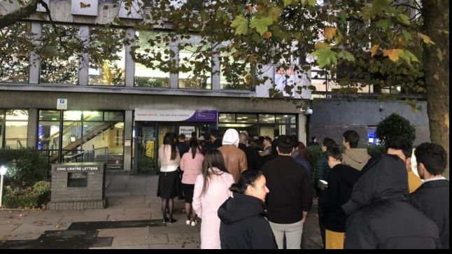 De ce sunt cozi imense la vot în străinătate la referendum