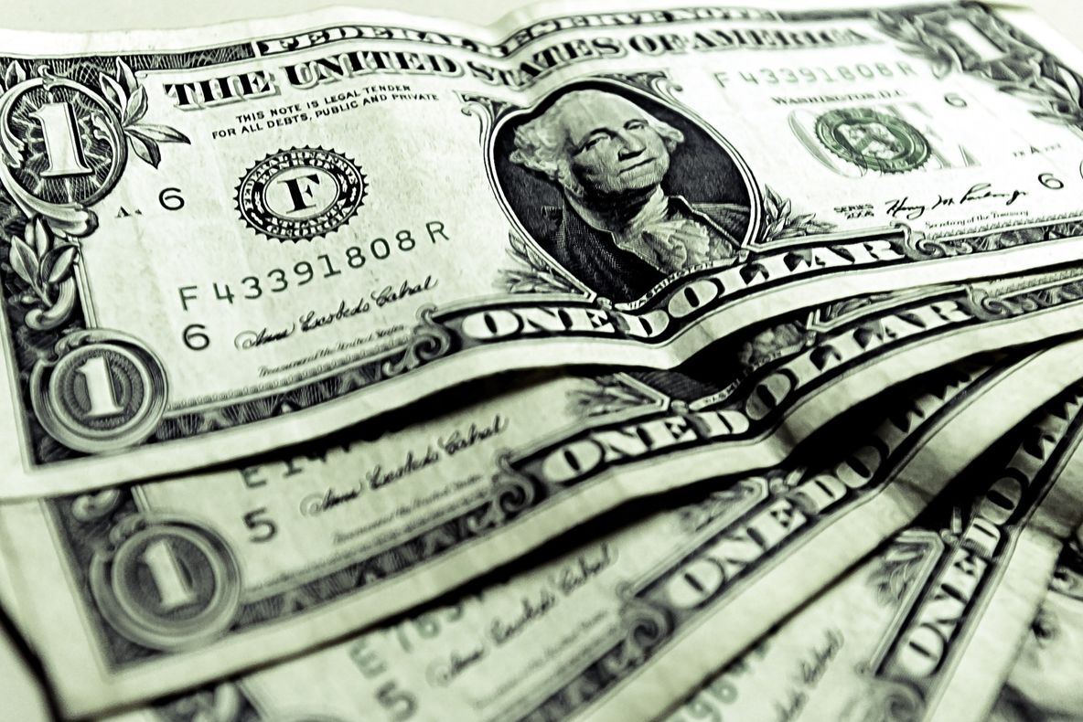 Dolarul atinge un nou maxim al ultimelor 16 luni