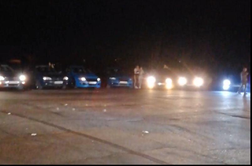 Cerere de căsătorie la lumina farurilor. Au participat 57 de mașini