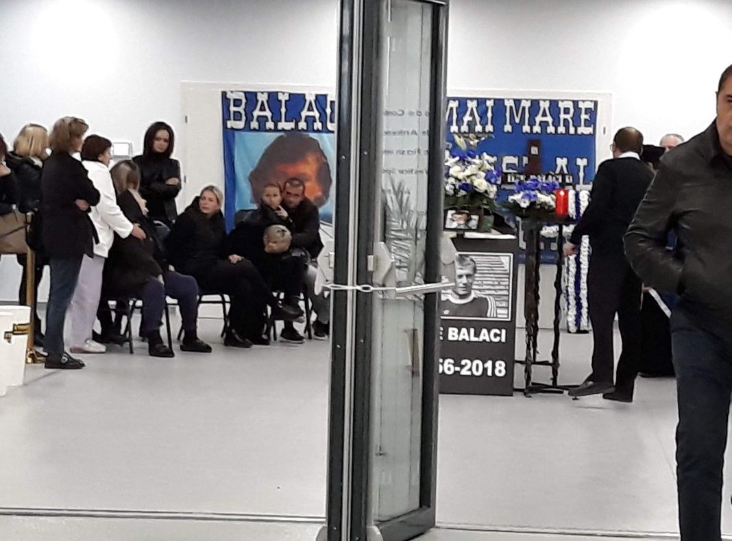 Imagini emoționante! Trupul lui Ilie Balaci, depus la stadion 