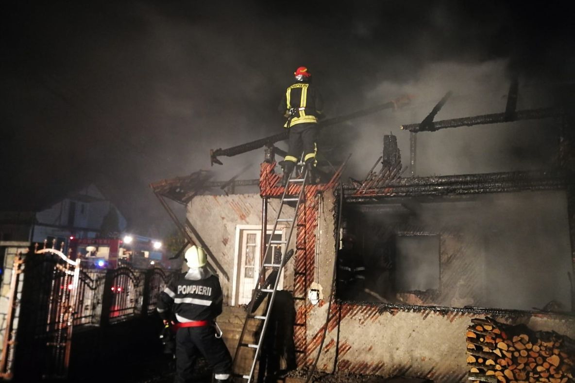 Incendiu într-un bloc cu 10 etaje în Cluj. 20 de oameni blocaţi la etajele superioare 