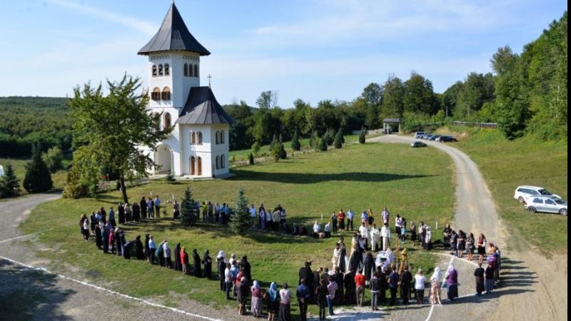 La mănăstirea Sihăstria, prezenţa la referendum a fost de 269% după prima zi!