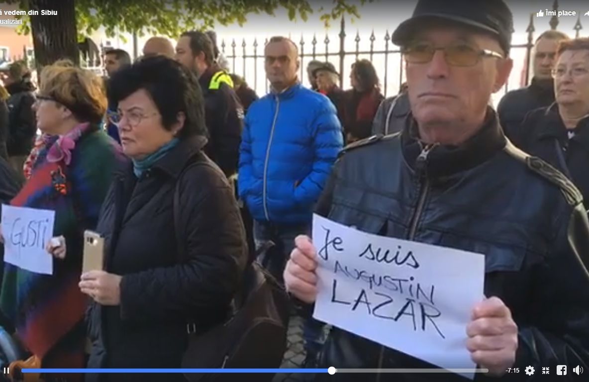 Protest în fața sediului PSD din Sibiu. "Je suis Augustin Lazăr"