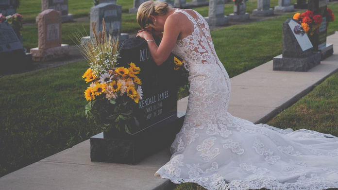 Mireasa din cimitir. Ce se întâmplă în poza tristă care a devastat rețelele sociale