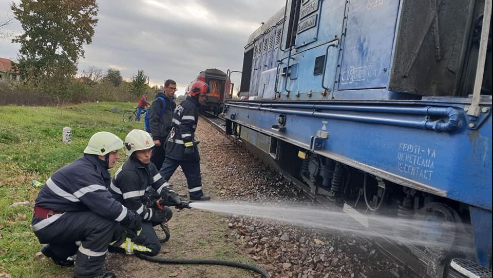 Locomotivă în flăcări în Satu Mare: 200 de pasageri, evacuaţi