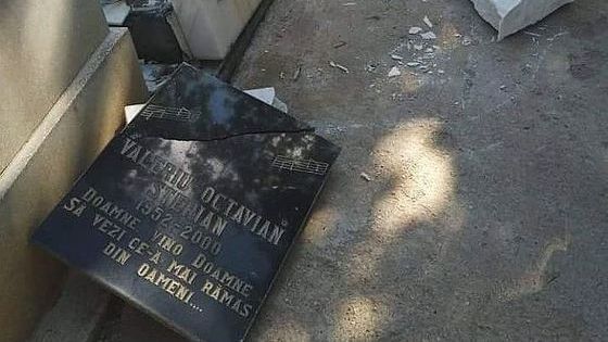 SCANDALOS: Mormântul unui mare cântăreţ din România a fost vandalizat