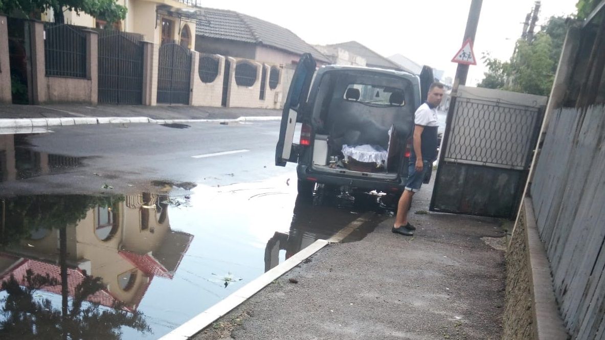 Preot suspectat de vecini că îmbălsămează ilegal cadavre... chiar la el acasă