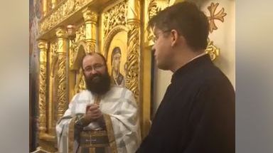 Imagini bizare: cunoscut politician, în biserică, anunță că vine din viitor și cheamă la referendum