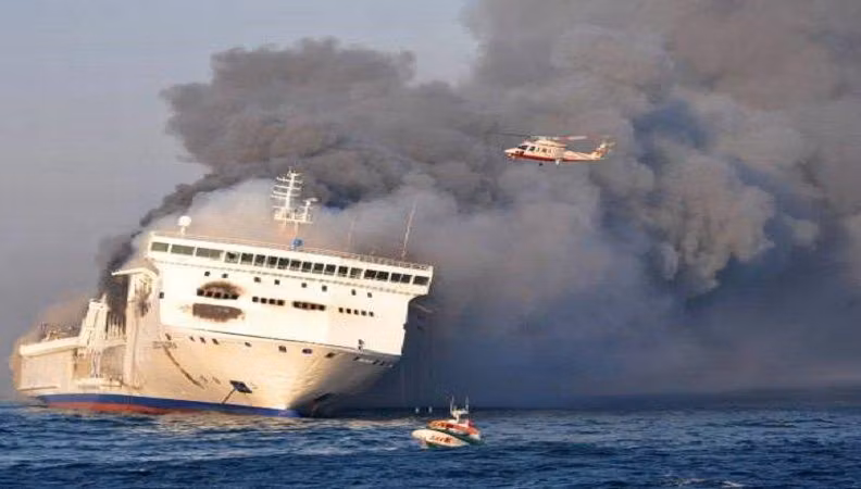 Un feribot cu sute de oameni la bord a luat foc în Marea Baltică după o explozie