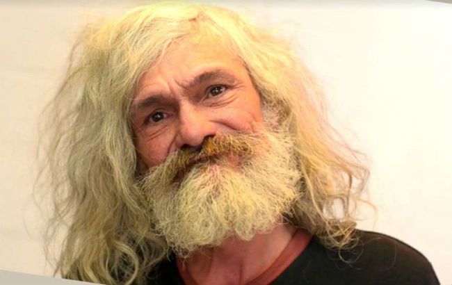 A luat acest om al străzii şi l-a îngrijit. Schimbarea este incredibilă, nimeni nu-l mai recunoaşte