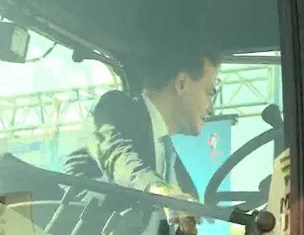 Loc de dat cu capul! Ludovic Orban a păţit-o în tractor, pe model Viorica Dăncilă