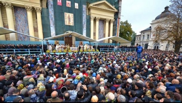 Iaşiul, asaltat de pelerini. Peste 8.000 de credincioşi, la moaştele Sfintei Cuvioase Parascheva