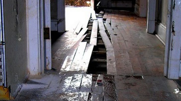 A vrut să renoveze casa, dar a încremenit când a scos pardoseala! Stătea acolo de 73 de ani! 