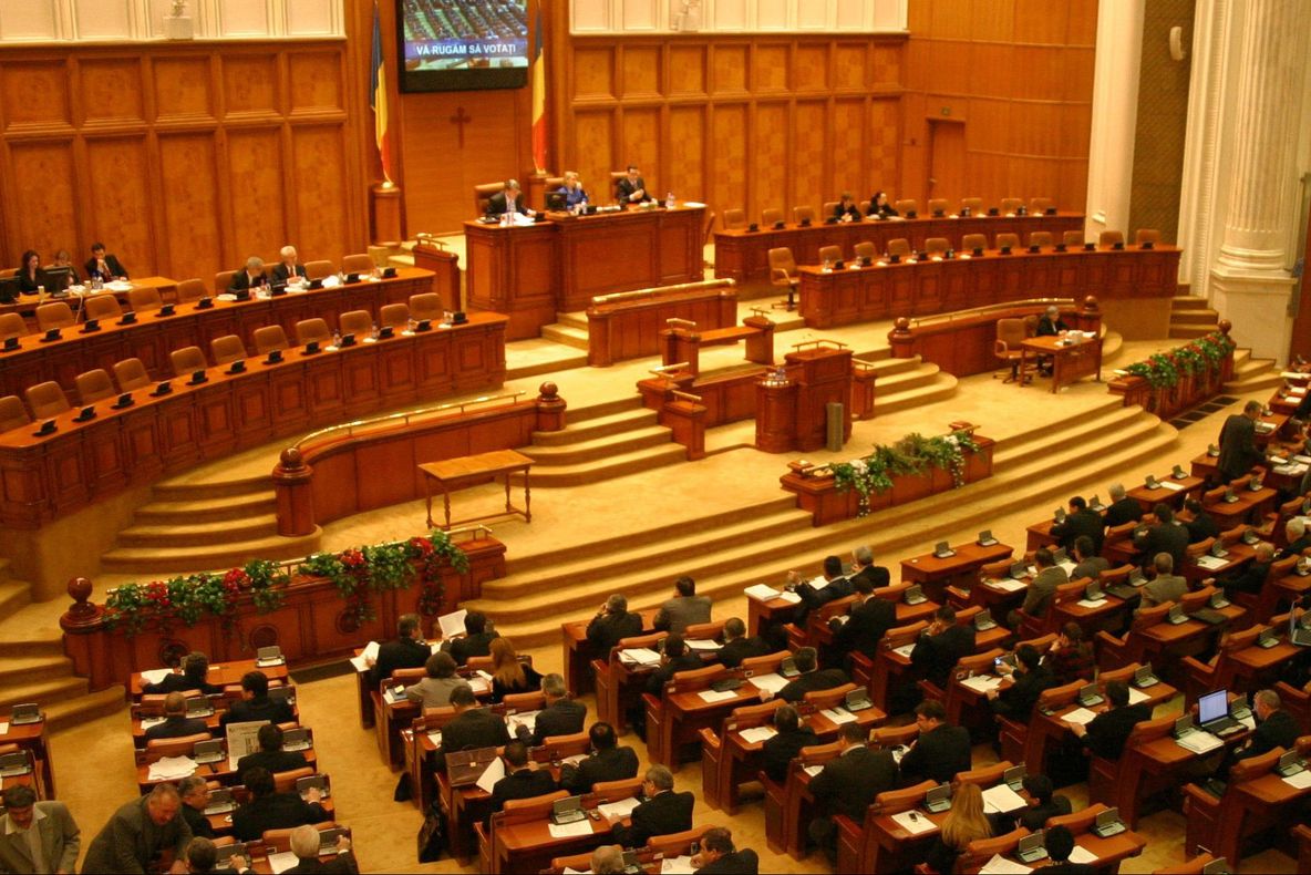 Ce au făcut deputaţii, pentru a marca tragedia de la Colectiv. Momentul din plen