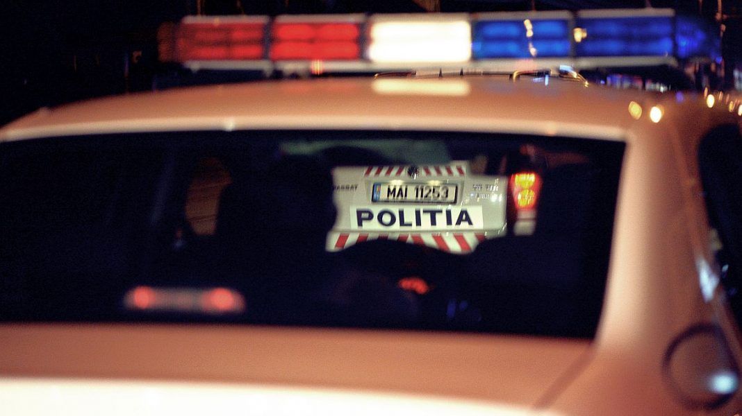 Gest şocant: O tânără a încercat să dea mită poliţiştilor chiar în secţia de poliţie. Ce a urmat...