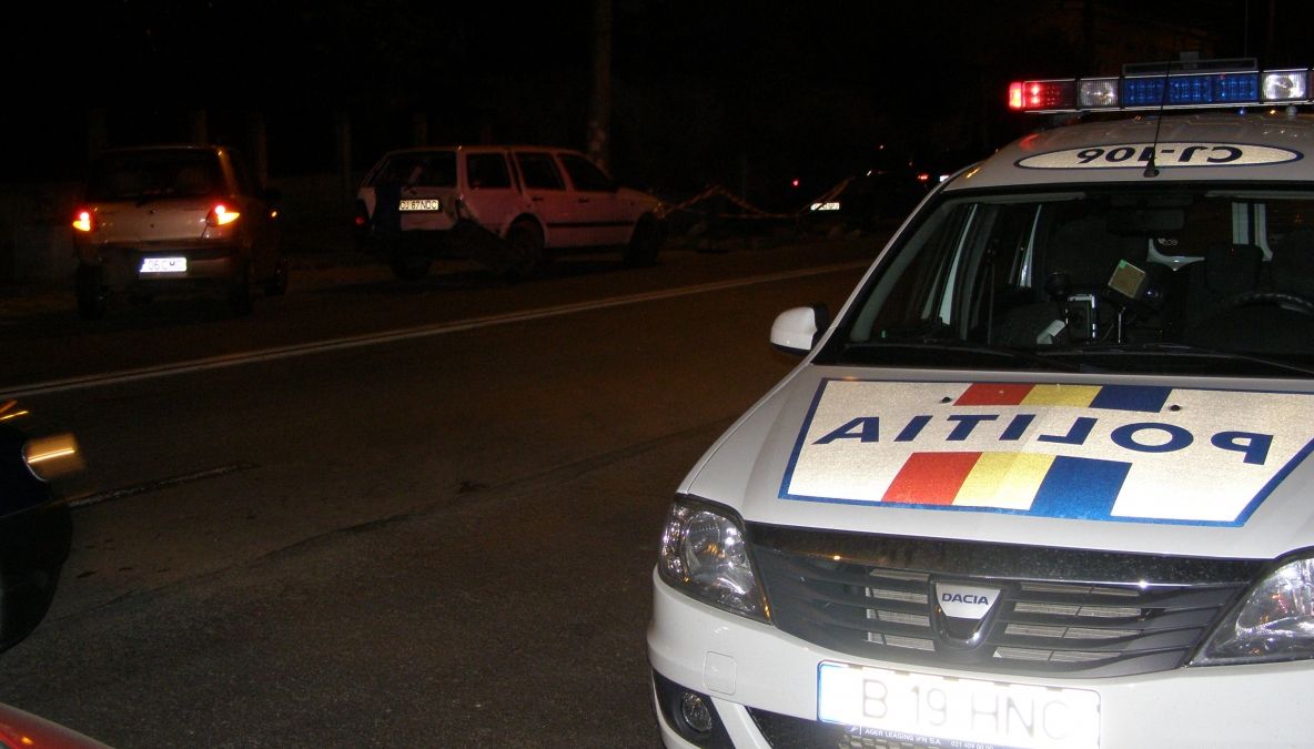 TIR plin de ţigarete de contrabandă, răsturnat. Poliţiştii încă numără marfa