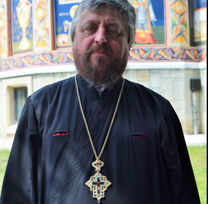 Preot amendat pentru că a lipit afișe pro-referendum