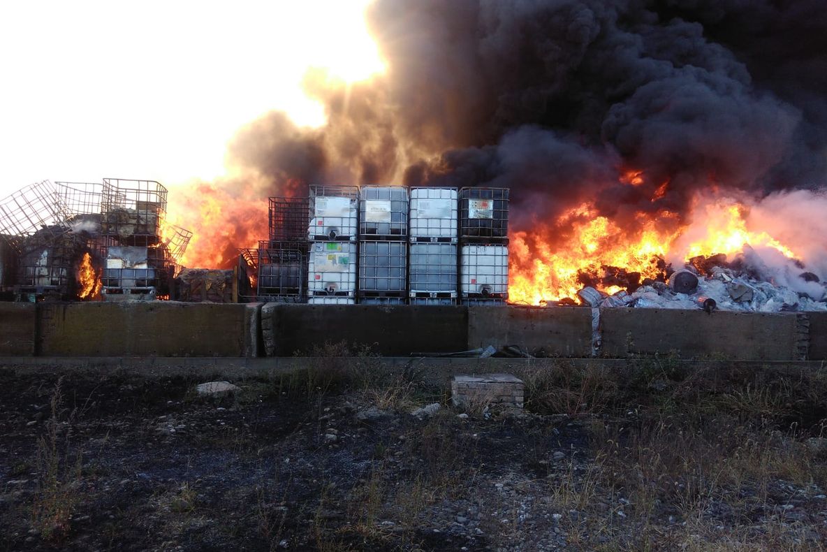 VIDEO. Incendiu puternic în Prahova, la un centru de mase plastice. 41 de pompieri intervin