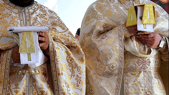 Preoții din Călărași merg din casă în casă şi-i scot pe oameni la vot