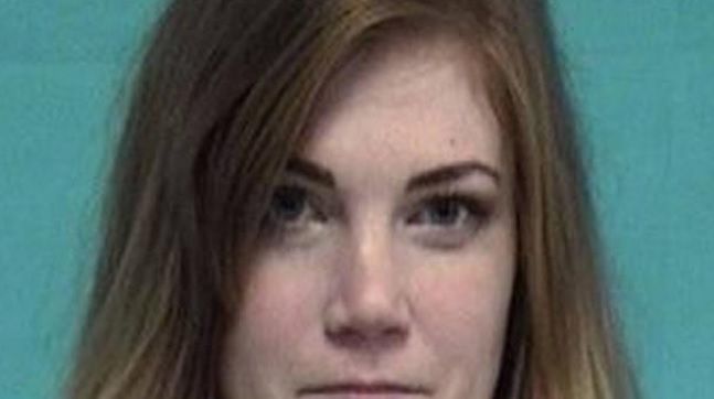 A făcut sex cu elevul ei în maşină şi s-au pozat reciproc în ipostaze XXX