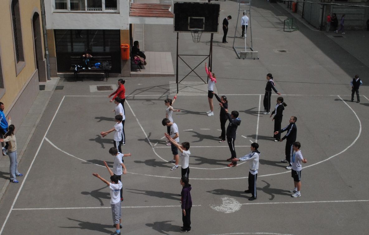 Anchetă în Constanţa: Un profesor a publicat imagini cu elevii echipându-se pentru ora de sport