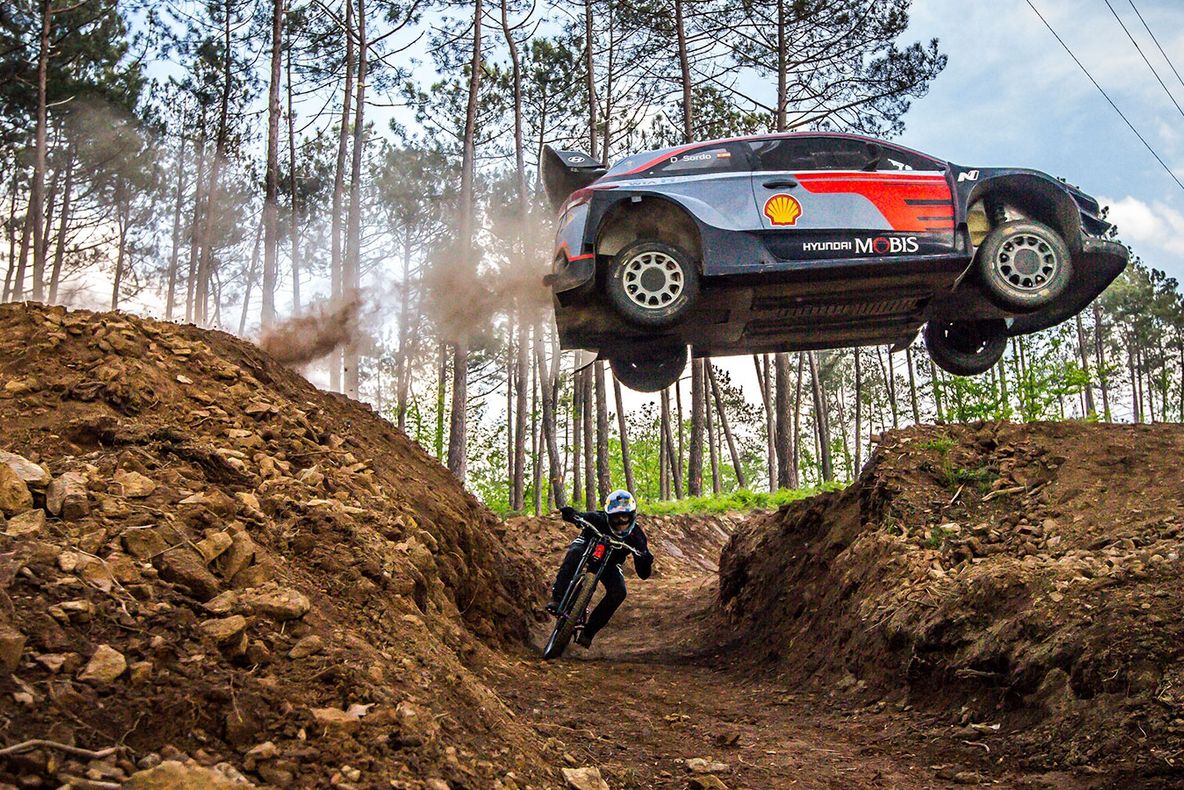 VIDEO Cursă neobișnuită între o mașină de raliuri și o bicicletă. Vezi cine câștigă!