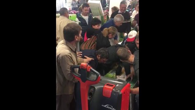 Bătaie pe băncuțe de grădină la un hipermarket din Constanța - Imagini incredibile