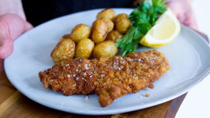 Secretul pentru cel mai gustos şi mai crocant şniţel. Nimeni nu ştie reţeta asta!