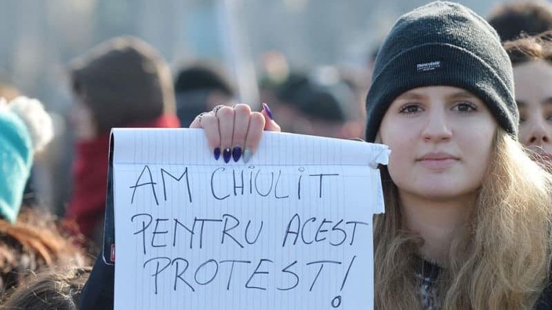 A murit Smaranda Cărare, adolescenta de nici 18 ani din Piața Victoriei