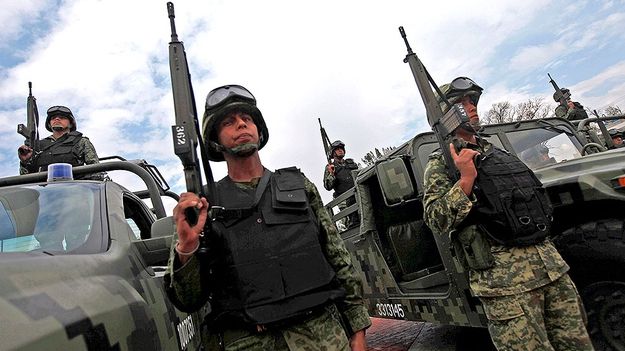 Donald Trump a trimis ARMATA la granița cu Mexicul