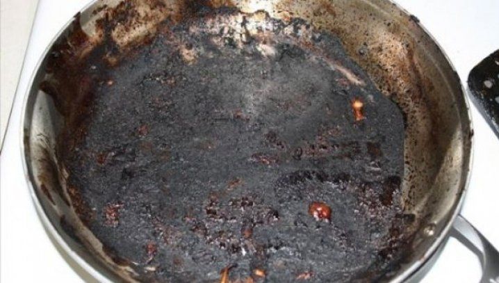 Cum sa curățăm tigaia de mâncarea arsă. Trucul pe care îl știu doar gospodinele experimentate
