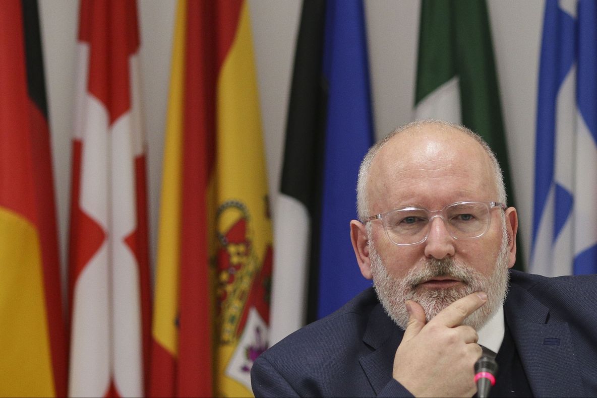 Timmermans, către PSD: "Când n-aveţi argumente, vă ascundeţi în spatele poporului!"