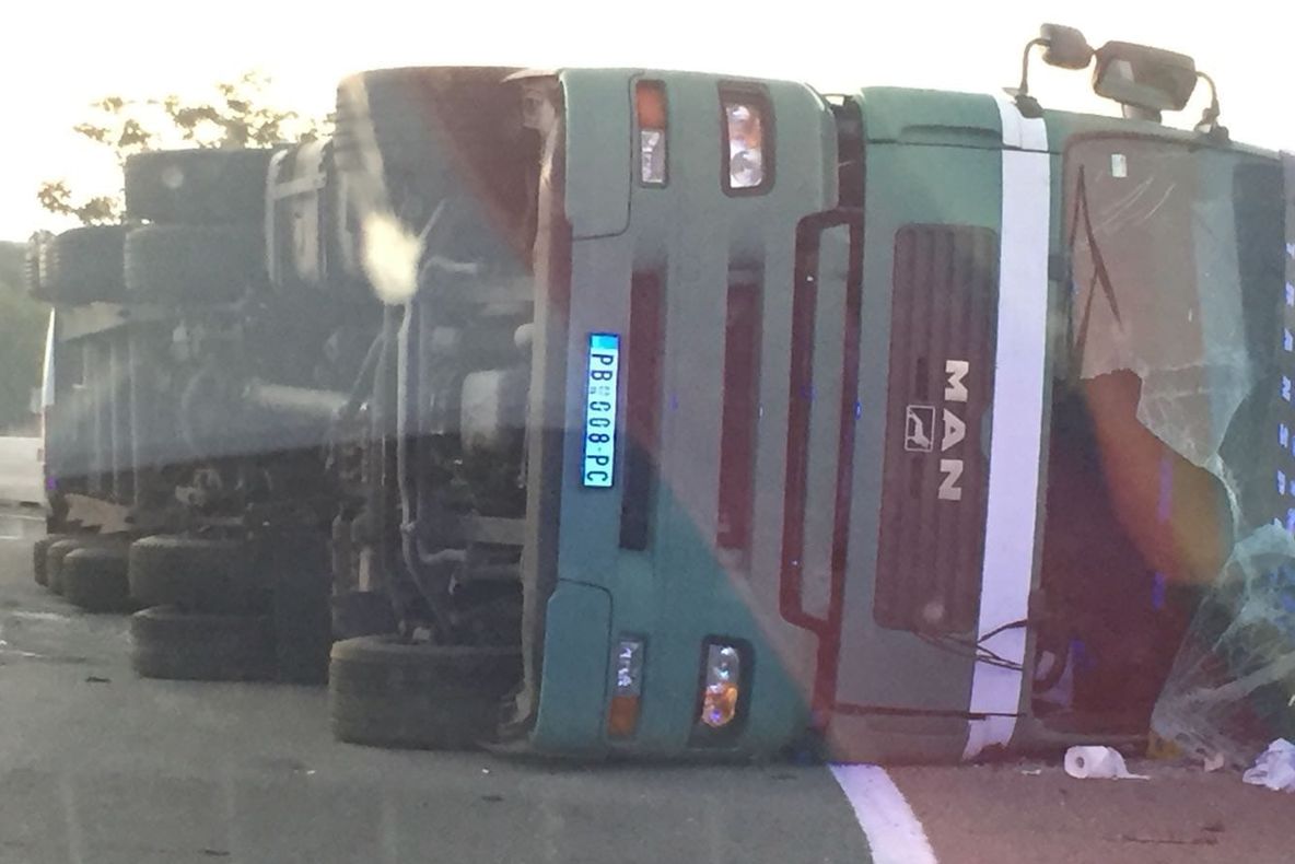 Cine l-a dat în vileag pe contrabandistul sârb care s-a răsturnat cu TIR-ul la Coloneşti