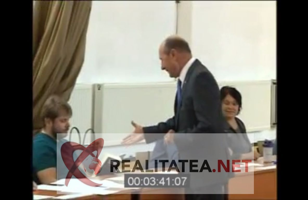 Incident neplăcut pentru Traian Băsescu la secția de votare. Reacția fostului șef de stat