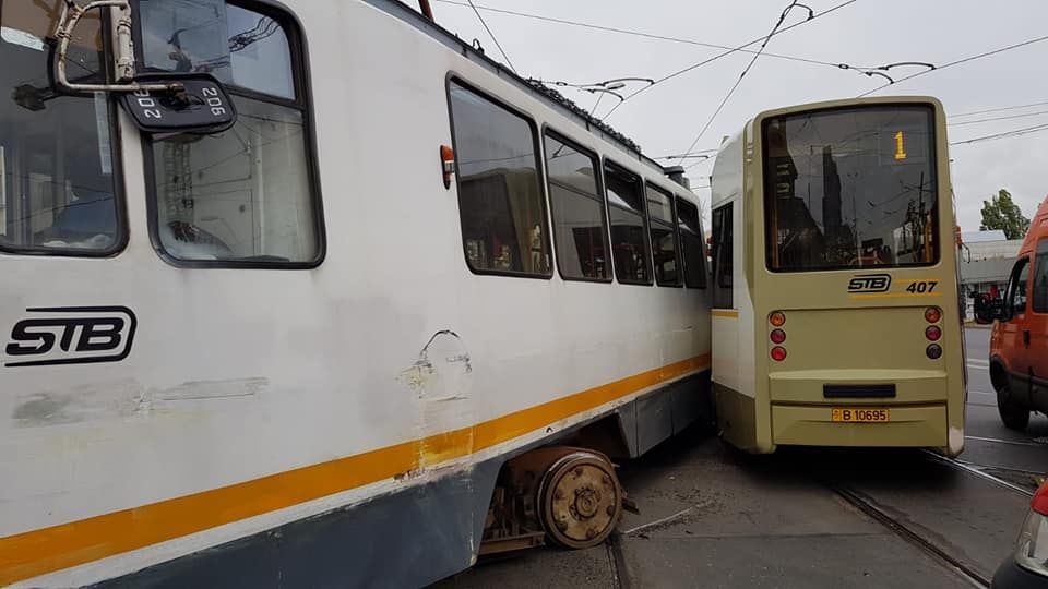 Două tramvaie s-au ciocnit în Bucureşti: o femeie, rănită