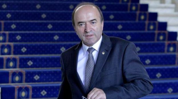 Tudorel Toader rezistă. Moţiunea simplă împotriva sa a fost respinsă în plen