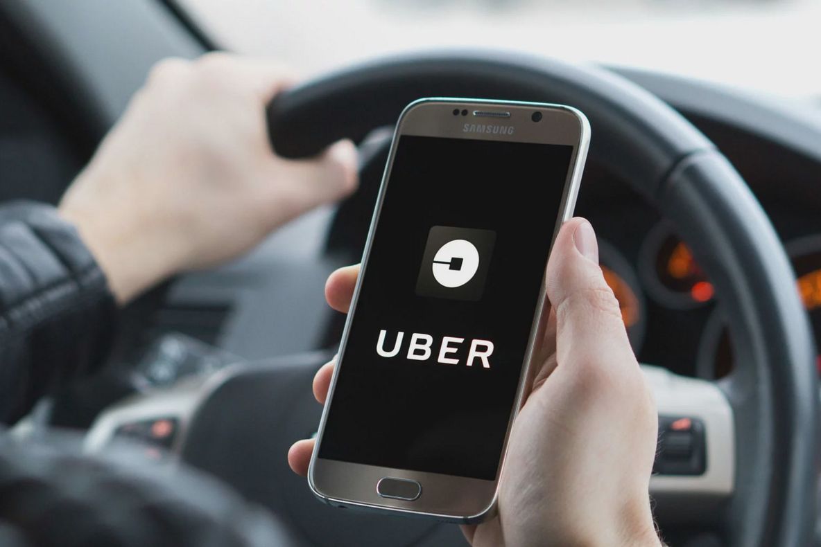 Uber anunţă investiţii de peste 10 miliarde de dolari în vehicule autonome pentru a accelera tranziţia spre robotaxiuri