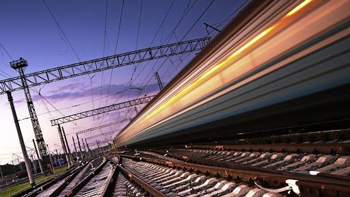 Accident cumplit pe calea ferată. Două trenuri s-au ciocnit: sute de victime