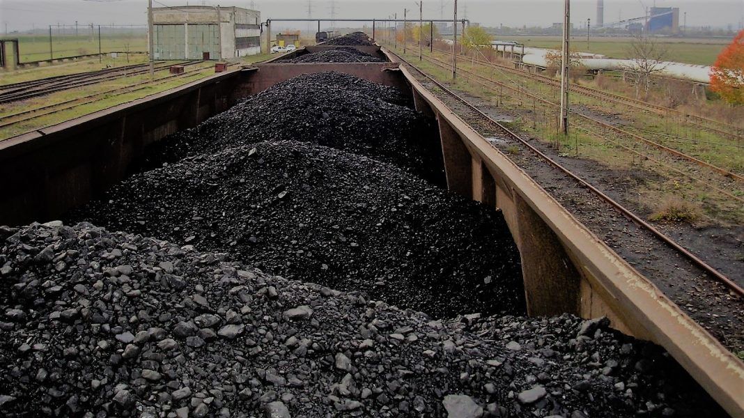 Un tren cu cărbuni a luat foc în județul Constanța